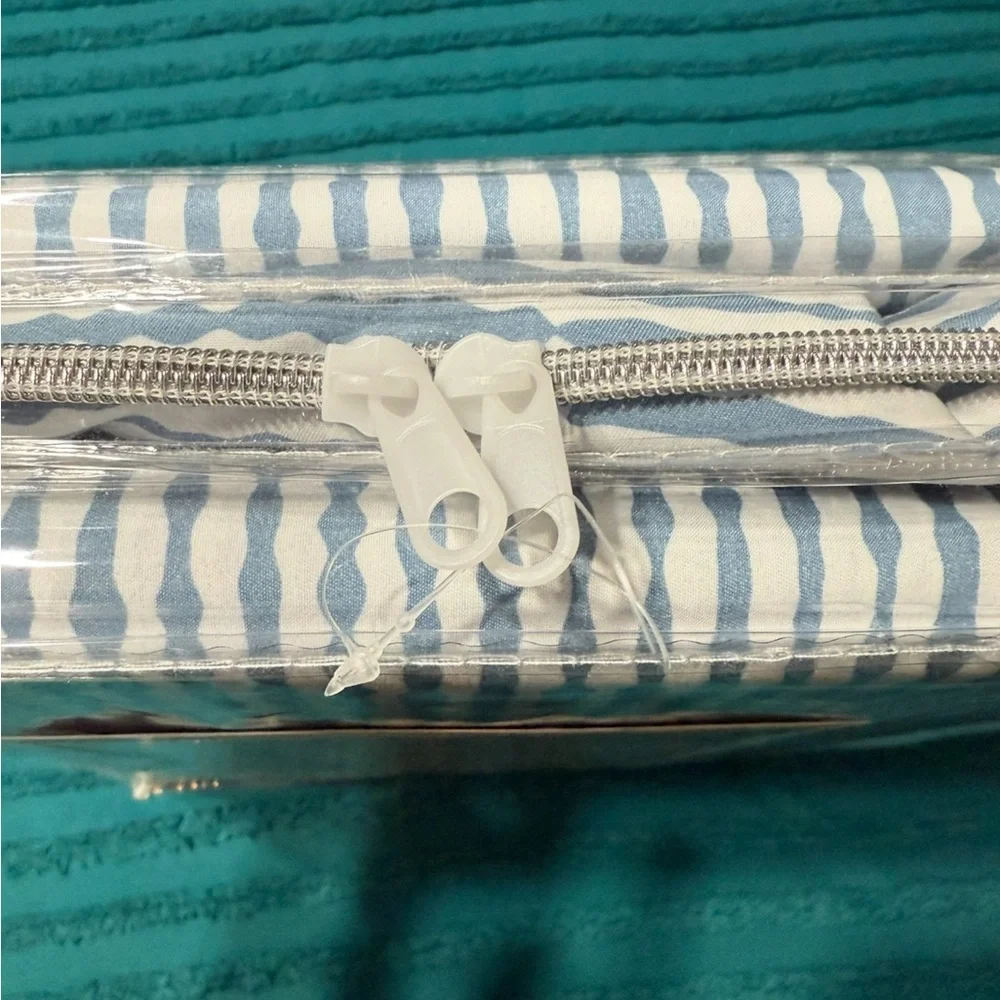 Jennifer Adams 💙🤍LUX Collection Duvet Set